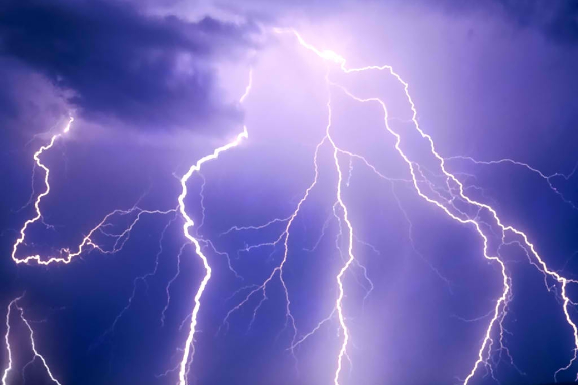 Κεραυνός &quot;σκίζει&quot; τον ουρανό πάνω από το Παγκόσμιο Κέντρο Εμπορίου