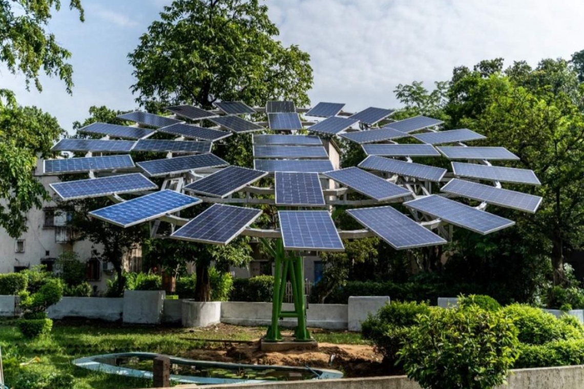 Το &quot;έξυπνο δέντρο&quot; που φορτίζει κινητά με τον ήλιο και καθαρίζει τον αέρα