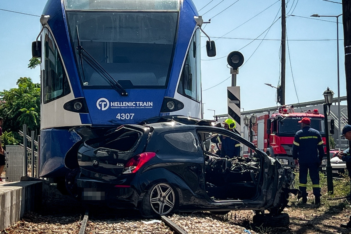 Σύγκρουση συρμού του Προαστιακού με ΙΧ στην Πάτρα