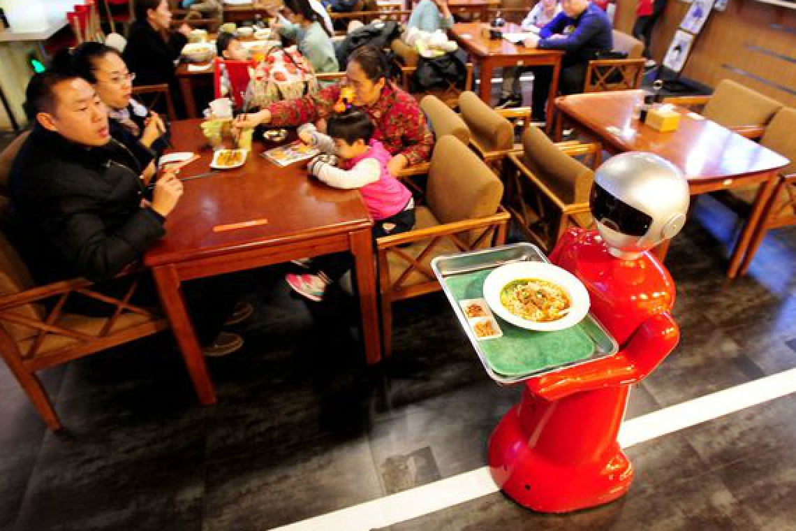 Το ρομπότ-σερβιτόρος που δουλεύει σε 200 εστιατόρια στην Κίνα