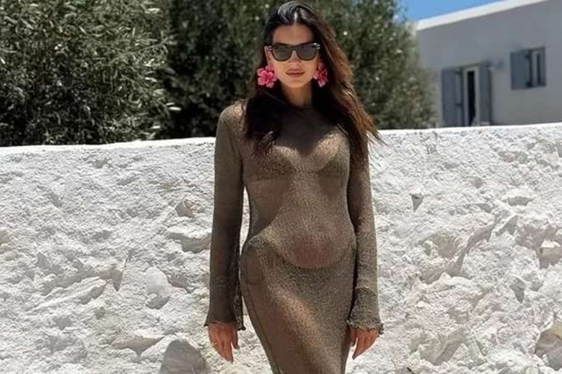 Λαμπερή βραδινή έξοδος της Σταματίνας Τσιμτσιλή στην Πάρο