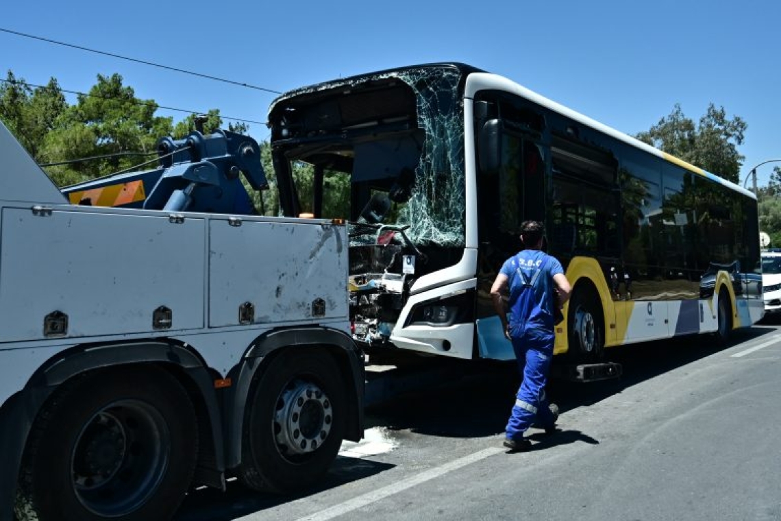 Τροχαίο στη λεωφόρο Συγγρού: Σύγκρουση λεωφορείου με γερανό