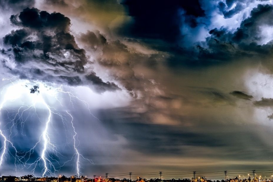 Κακοκαιρία με ανέμους 7 μποφόρ και καταιγίδες, έως 33°C η θερμοκρασία