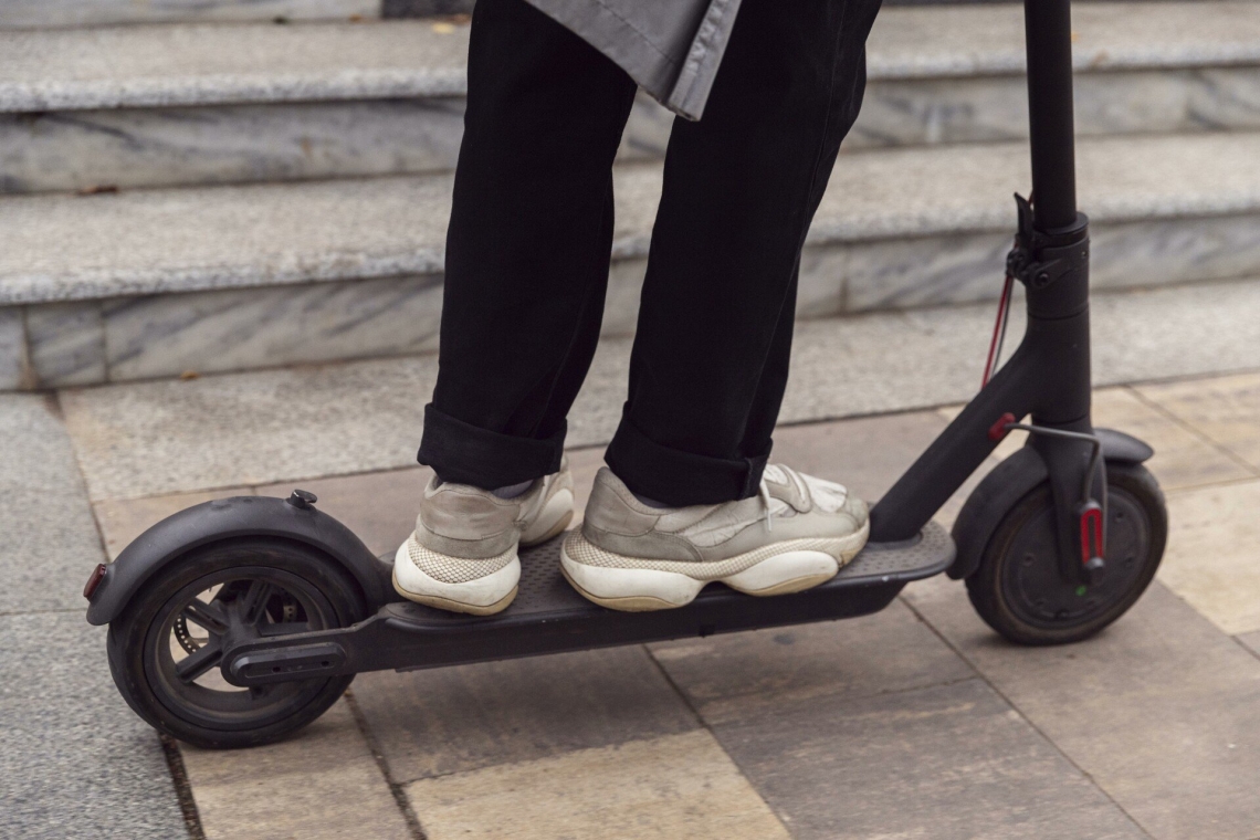 Έκρηξη μπαταρίας προκάλεσε φωτιά σε πατίνι γιατρού στη Θεσσαλονίκη