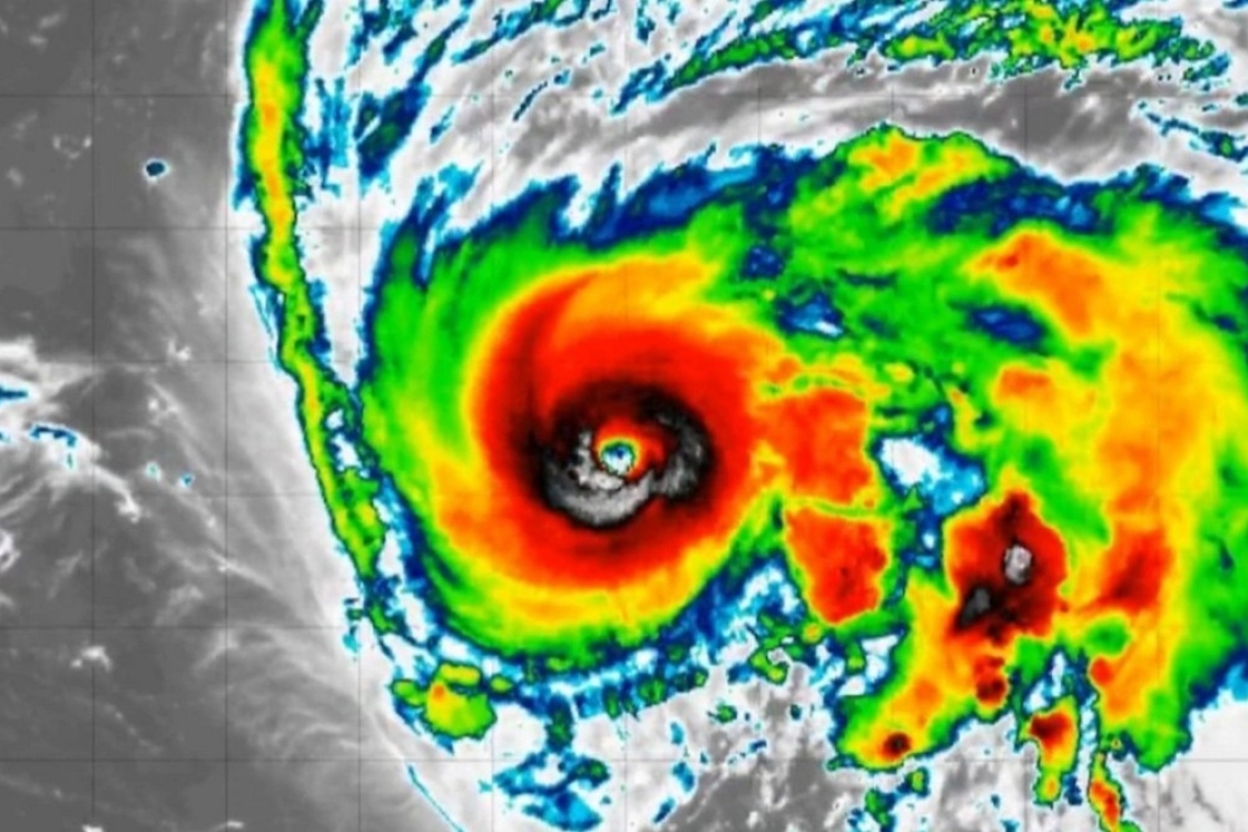 ΗΠΑ: Ενίσχυση κυκλώνα Ουμπέρτο σε κατηγορία 5 με ισχυρούς ανέμους