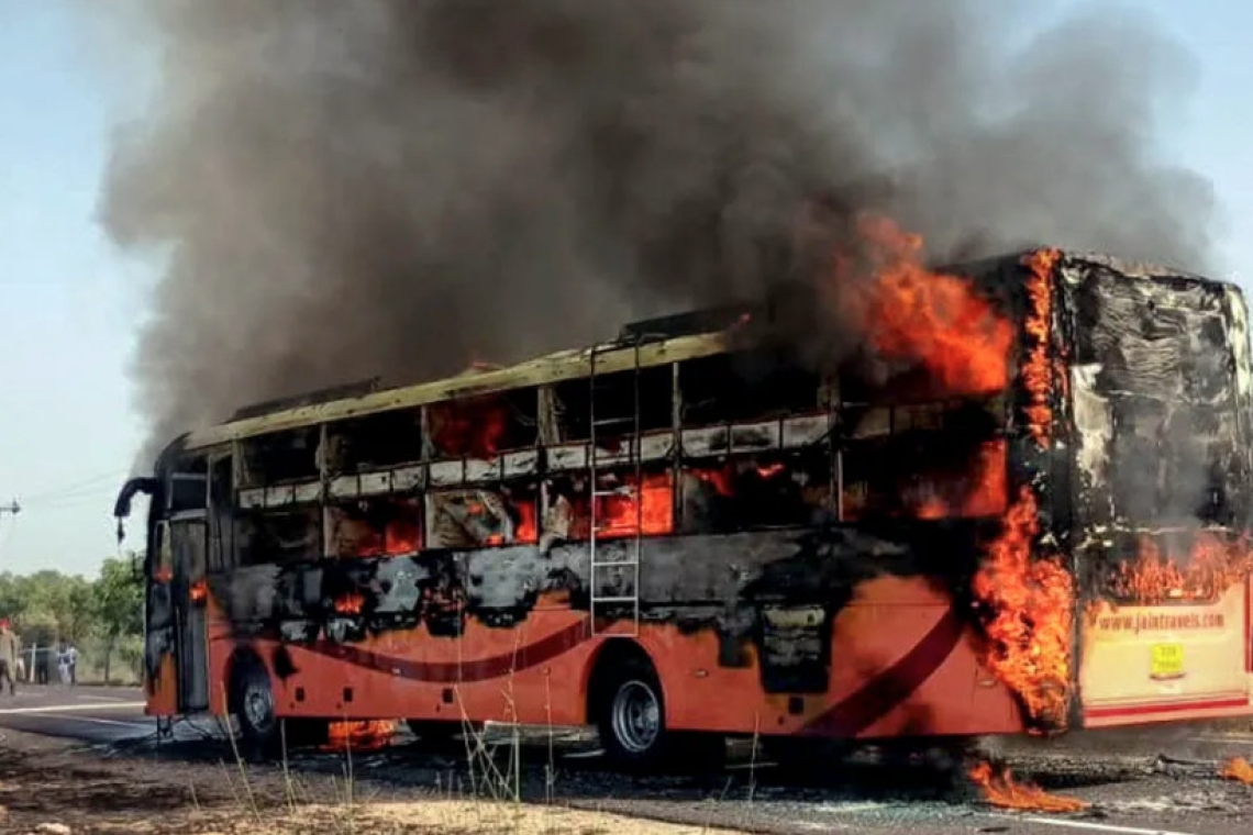 Τραγωδία στην Ινδία με 20 νεκρούς όταν λεωφορείο έπιασε φωτιά