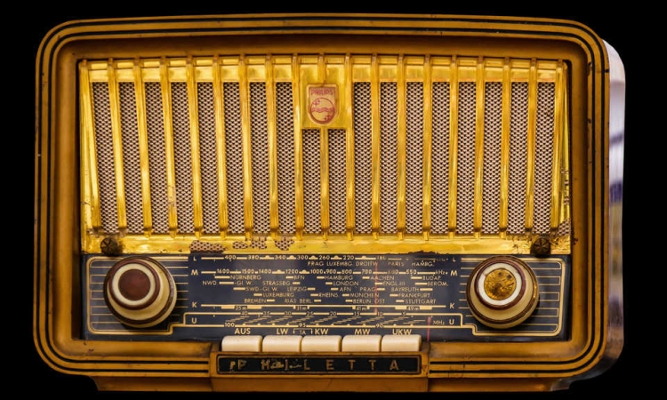 Το ελληνικό ραδιόφωνο των ‘80s – Η εποχή που η φωνή είχε μαγεία