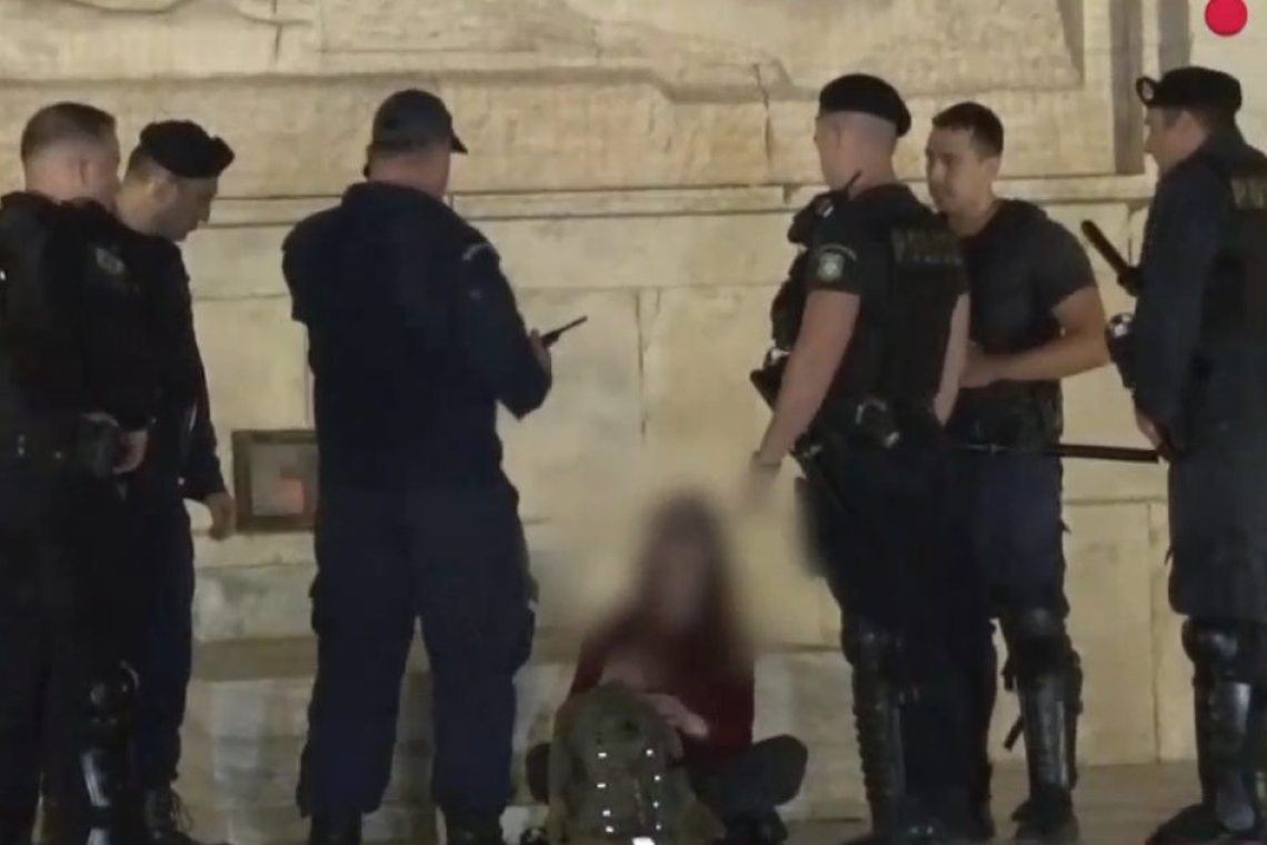 Προσαγωγή γυναίκας στο Σύνταγμα μπροστά από το μνημείο Αγνώστου Στρατιώτη
