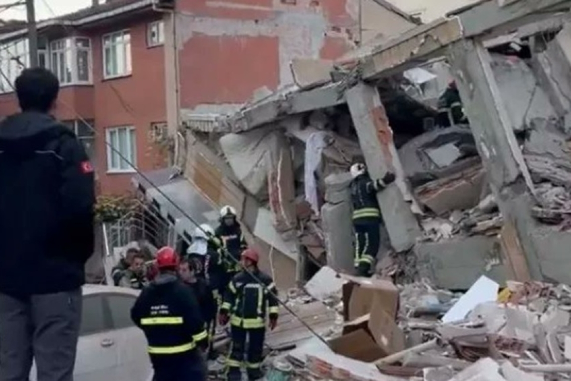 Κατάρρευση κτιρίου στην Τουρκία: Νεκρός 12χρονος, συνεχίζονται έρευνες για επιζώντες