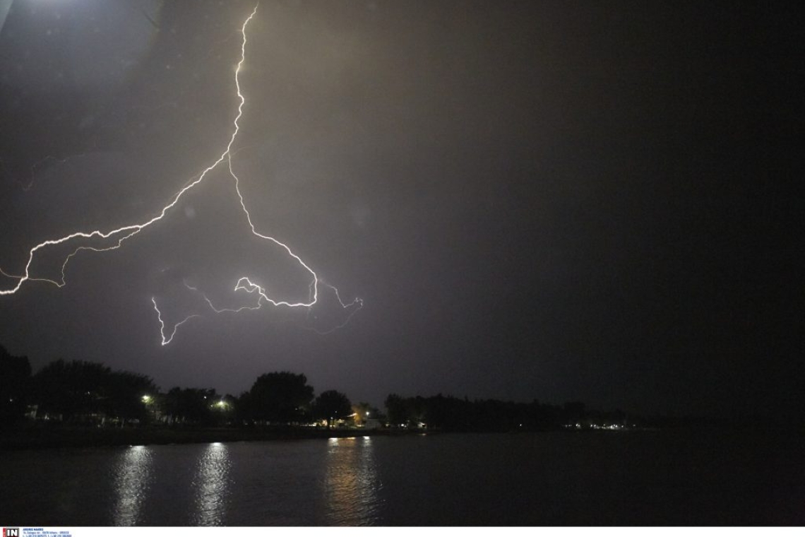 Καιρικές συνθήκες: Βροχές και καταιγίδες το τριήμερο