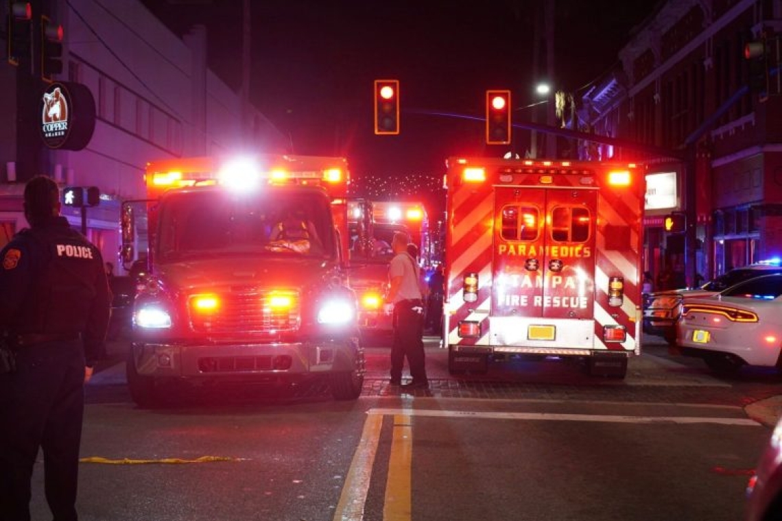 Πολύνεκρη σύγκρουση: Αυτοκίνητο της αστυνομίας σε μπαρ στη Φλόριντα