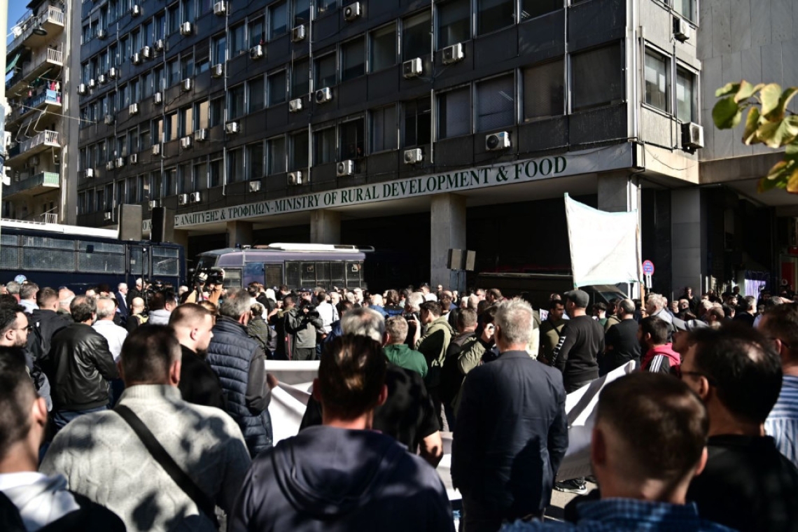 Σε εξέλιξη η πορεία των αγροτών προς το Υπουργείο Αγροτικής Ανάπτυξης