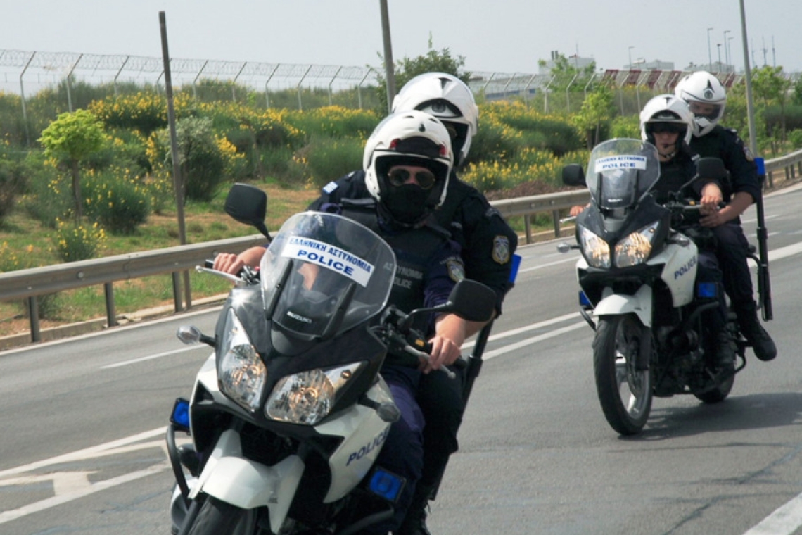 Γέφυρα ζωής για νεογέννητο στη Θεσσαλονίκη από αστυνομικούς