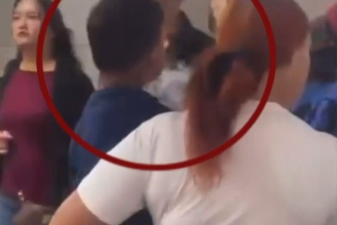 Τραγικό! Παιδάκι καπνίζει ηλεκτρονικό τσιγάρο στην αγκαλιά της μητέρας του