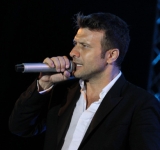 Ποινή 18 μήνες φυλάκιση για εμμονική συμπεριφορά σε θαυμάστρια του Γιάννη Πλούταρχου