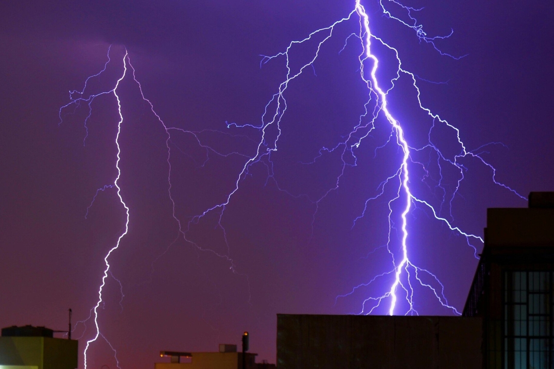 Ισχυρές καταιγίδες πλήττουν τη δυτική Ελλάδα - Προειδοποίηση ΕΜΥ