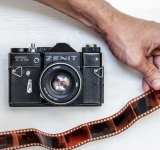 Η επιστροφή των αναλογικών φωτογραφικών μηχανών στα χέρια των νέων