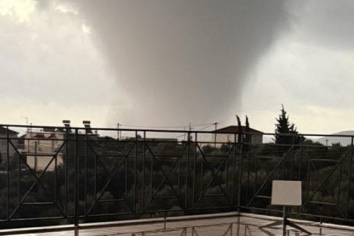 Ανεμοστρόβιλος έπληξε τη Φοινικούντα: Σημαντικές ζημιές σε στέγες και επιχειρήσεις