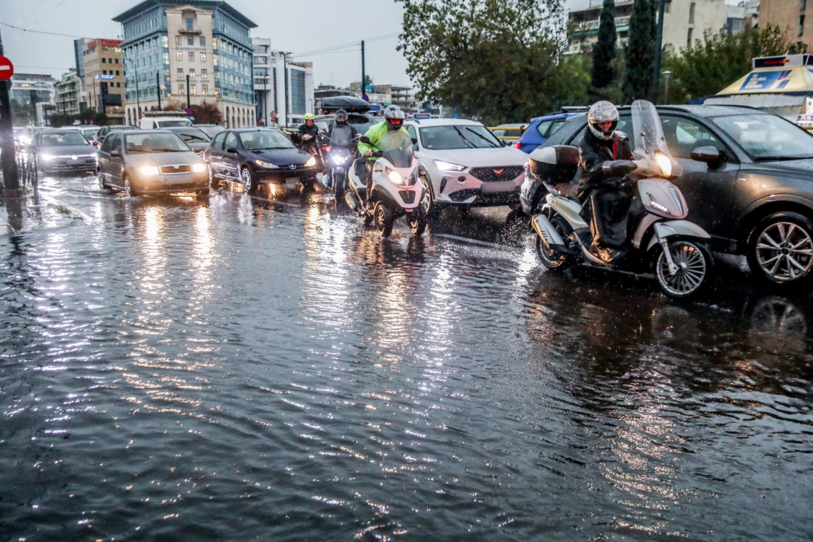 ΣΥΡΙΖΑ για την κακοκαιρία στην Αθήνα: &quot;Οι δρόμοι έκλεισαν με 40 χιλιοστά βροχής&quot;