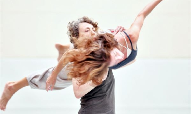 Ο χορός contact improvisation αλλάζει την εκπαίδευση χορευτών