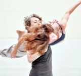 Ο χορός contact improvisation αλλάζει την εκπαίδευση χορευτών