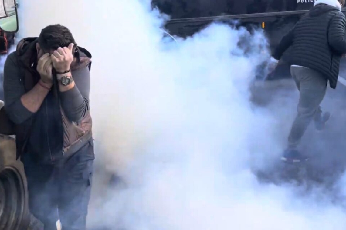 Ένταση και χημικά στον κόμβο Νίκαιας στη Λάρισα μεταξύ αγροτών και αστυνομικών