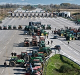 Οι αγρότες απειλούν να κλείσουν το τελωνείο Κήπων λόγω οικονομικής πίεσης