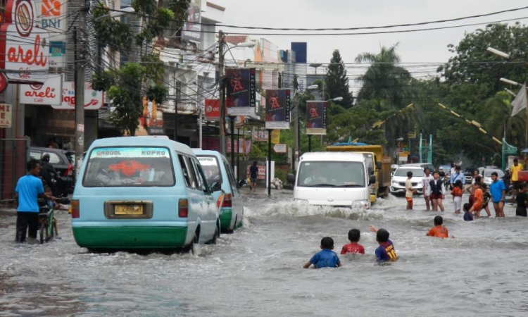 Καταστροφικές πλημμύρες στην Ινδονησία με εκατοντάδες νεκρούς