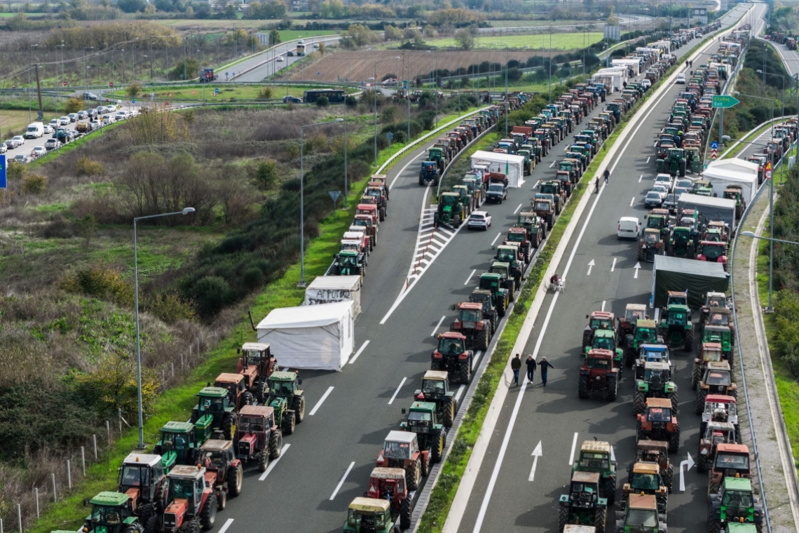 Οι αγρότες εντείνουν τις κινητοποιήσεις και αναπτύσσουν τα μπλόκα τους