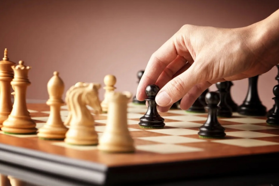 https://www.enikos.gr/wp-content/uploads/2025/12/kushwaja-chess-india2-2025-768x434-1.jpg