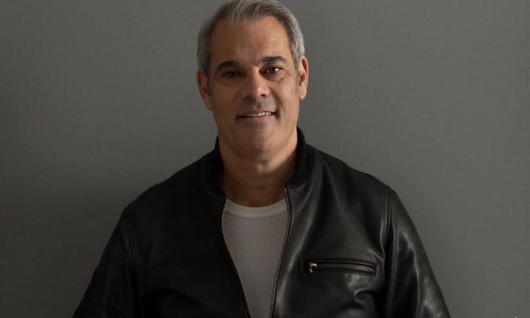 Άρης Σαμολαδάς: Η μαγευτική φωνή πίσω από τις κάμερες και τα τραγούδια