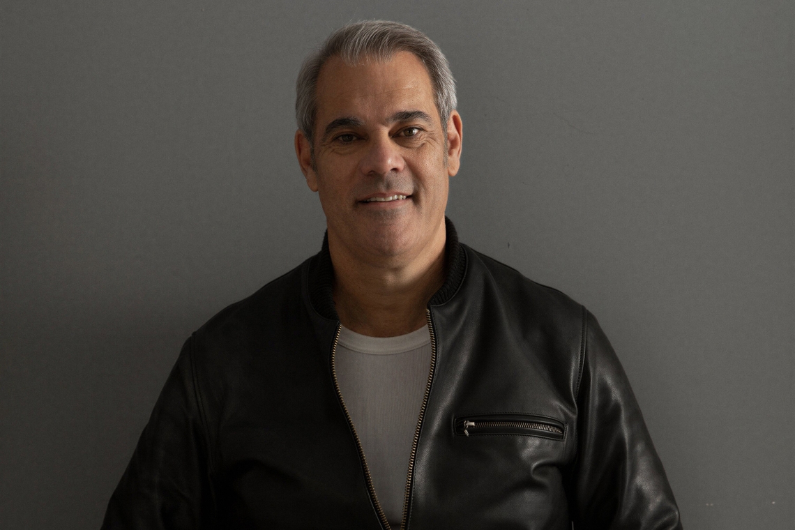 Άρης Σαμολαδάς: Η μαγευτική φωνή πίσω από τις κάμερες και τα τραγούδια