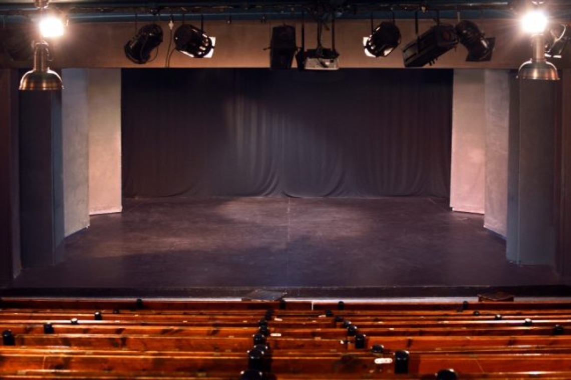 Το θέατρο χωρίς σκηνή και θεατές