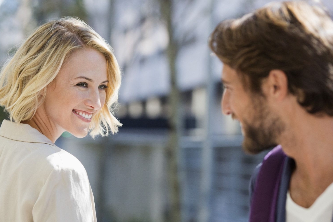 Πώς να προσεγγίσεις μεγαλύτερες και μικρότερες γυναίκες