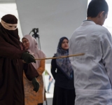 Δημόσια τιμωρία στην Ινδονησία για σχέσεις εκτός γάμου