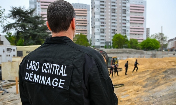 Έλεγχόμενη έκρηξη βόμβας Β' Παγκοσμίου Πολέμου κοντά στο Παρίσι