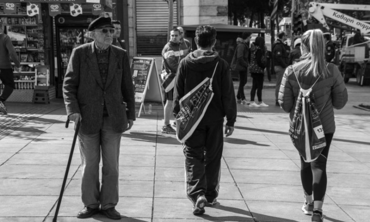 Η τέχνη της φωτογραφίας δρόμου: Οι καθημερινές στιγμές που γίνονται ιστορίες